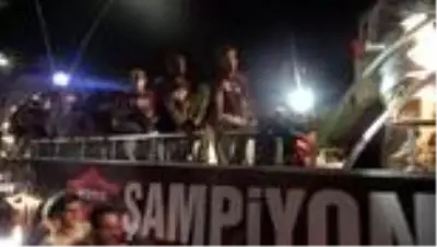 Şampiyon Hatayspor'un şehre gelişini taraftarlar, coşkuyla kutladı