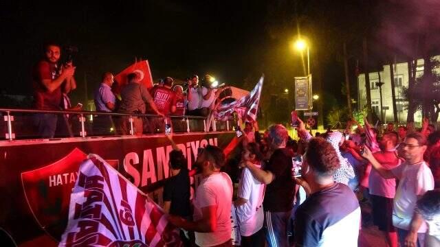 Şampiyon Hatayspor'un şehre gelişini taraftarlar, coşkuyla kutladı Şampiyon Hatayspor'un şehre gelişini taraftarlar, coşkuyla kutladı