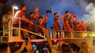 Şampiyon Hatayspor'un şehre gelişini taraftarlar, coşkuyla kutladı Şampiyon Hatayspor'un şehre gelişini taraftarlar, coşkuyla kutladı