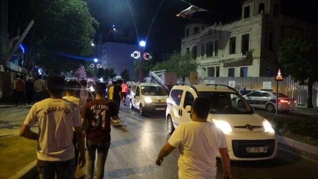 Şampiyon Hatayspor'un şehre gelişini taraftarlar, coşkuyla kutladı Şampiyon Hatayspor'un şehre gelişini taraftarlar, coşkuyla kutladı