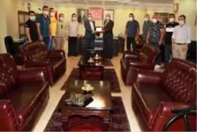 Şampiyon takımdan Başkan Saygılı'ya ziyaret Şampiyon takımdan Başkan Saygılı'ya ziyaret