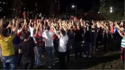 Şampiyonluk sevinci sosyal mesafeyi unutturdu Şampiyonluk sevinci sosyal mesafeyi unutturdu