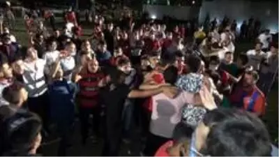 Şampiyonluk sevinci sosyal mesafeyi unutturdu Şampiyonluk sevinci sosyal mesafeyi unutturdu