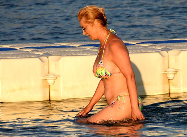 Şarkıcı Songül Karlı, denizden çıkarken bikini kazası yaşadı