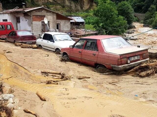 Şiddetli yağış Rize'yi de vurdu! Ağaran Şelalesi böyle taştı Şiddetli yağış Rize'yi de vurdu! Ağaran Şelalesi böyle taştı