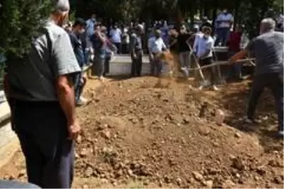 Sinop'ta boğulan baba ve iki oğlu toprağa verildi Sinop'ta boğulan baba ve iki oğlu toprağa verildi