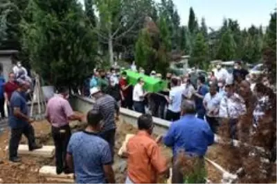 Sinop'ta boğulan baba ve iki oğlu toprağa verildi Sinop'ta boğulan baba ve iki oğlu toprağa verildi