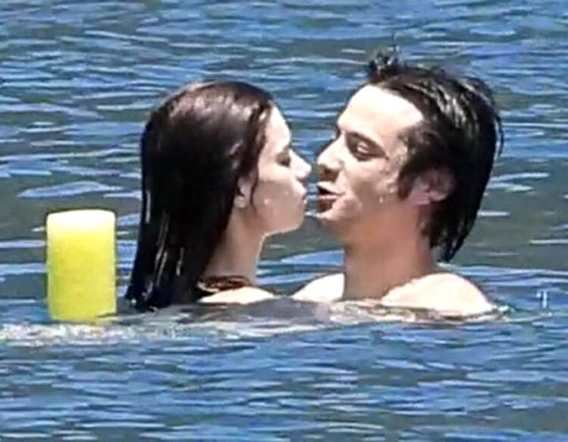 Tatil sezonunu açan Afra Saraçoğlu ve Mert Yazıcıoğlu denizde birbirini öpücüklere boğdu