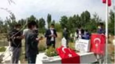 Van'da 15 Temmuz şehidi polis memuru mezarı başında anıldı