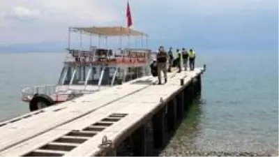 Van Gölü'nde çıkarılan ceset sayısı 29'u buldu Van Gölü'nde çıkarılan ceset sayısı 29'u buldu