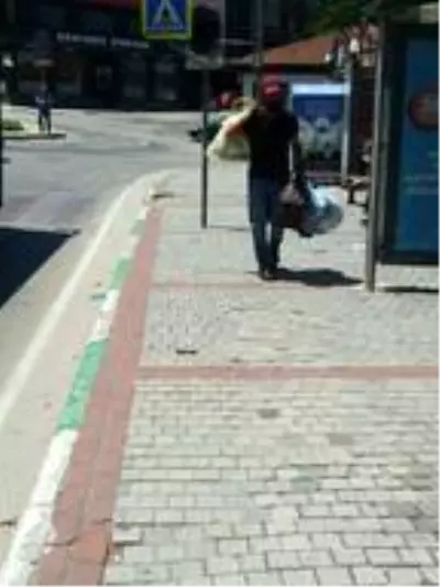 Yardım kutusu faresi, şehrin göbeğinde kıyafet kumbarasının içini boşalttı Yardım kutusu faresi, şehrin göbeğinde kıyafet kumbarasının içini boşalttı
