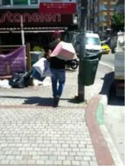 Yardım kutusu faresi, şehrin göbeğinde kıyafet kumbarasının içini boşalttı Yardım kutusu faresi, şehrin göbeğinde kıyafet kumbarasının içini boşalttı