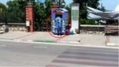 Yardım kutusu faresi, şehrin göbeğinde kıyafet kumbarasının içini boşalttı Yardım kutusu faresi, şehrin göbeğinde kıyafet kumbarasının içini boşalttı