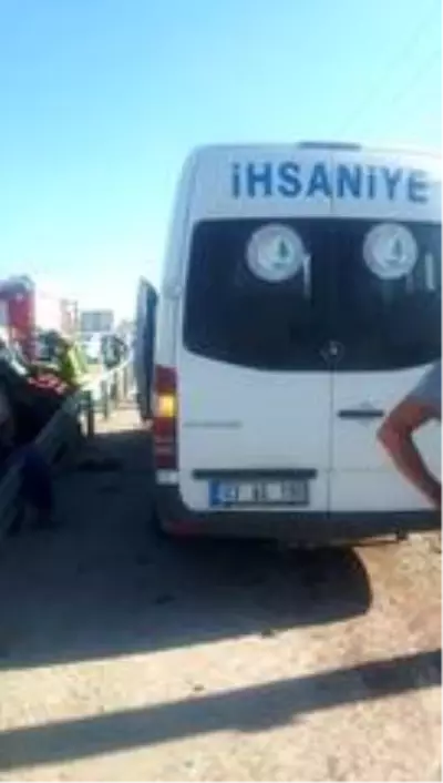 Yolcu minibüsü ile otomobil çarpıştı 17 kişi yaralandı