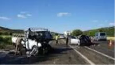 Adıyaman'da otomobille kamyonet çarpıştı: 3 yaralı