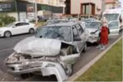 Aksaray'da 5 aracın karıştığı zincirleme kaza: 9 yaralı Aksaray'da 5 aracın karıştığı zincirleme kaza: 9 yaralı