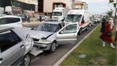 Aksaray'da 5 araçlı zincirleme trafik kazası: 9 yaralı Aksaray'da 5 araçlı zincirleme trafik kazası: 9 yaralı