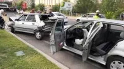 Aksaray'da 5 araçlı zincirleme trafik kazası: 9 yaralı Aksaray'da 5 araçlı zincirleme trafik kazası: 9 yaralı
