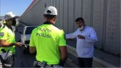 Alkolmetreye üfleyemeyen sürücüye polisten uygulamalı ders Alkolmetreye üfleyemeyen sürücüye polisten uygulamalı ders