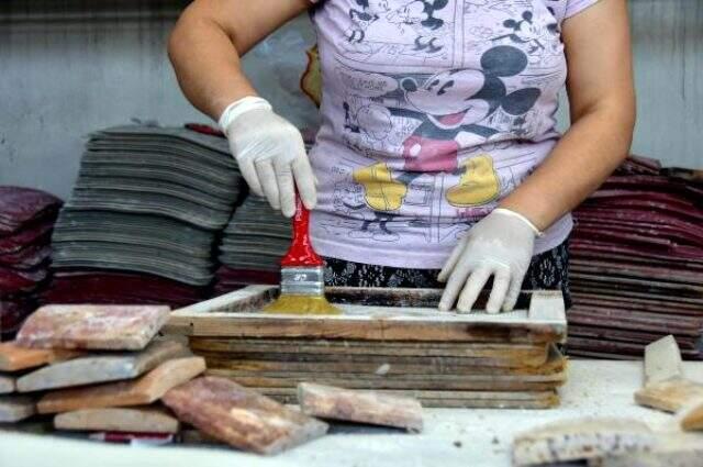 Atık mermerleri değerlendiren kadınlar, ülke ekonomisine yıllık 1 milyon dolar katkı sağlıyor Atık mermerleri değerlendiren kadınlar, ülke ekonomisine yıllık 1 milyon dolar katkı sağlıyor