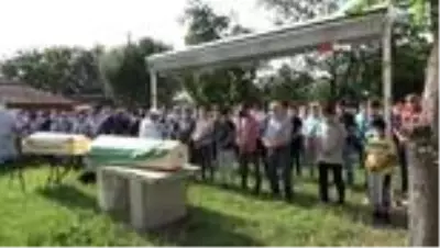 Aynı yerde boğulan iki arkadaş aynı yerde defnedildi Aynı yerde boğulan iki arkadaş aynı yerde defnedildi