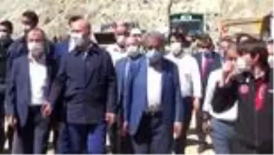 Bakan Soylu, Yusufeli'ndeki sel bölgesinde incelemelerde bulundu Bakan Soylu, Yusufeli'ndeki sel bölgesinde incelemelerde bulundu