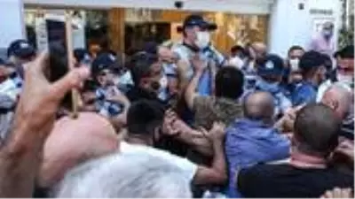 Bakırköy Belediyesi önünde binaya zorla girmek isteyen pazarcı esnafı ile polis arasında arbede yaşandı Bakırköy Belediyesi önünde binaya zorla girmek isteyen pazarcı esnafı ile polis arasında arbede yaşandı