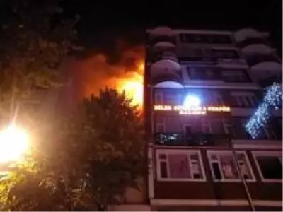 Bilecik'te 8 katlı bir binanın çatısındaki yangın korkuttu