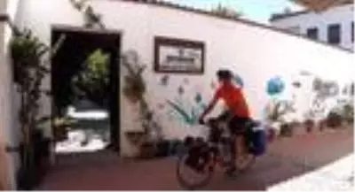 Bisikletiyle dünya turuna çıkan İspanyol gezgin, Kuşadası'na hayran kaldı Bisikletiyle dünya turuna çıkan İspanyol gezgin, Kuşadası'na hayran kaldı