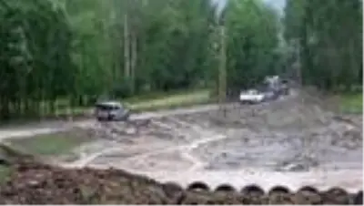 Bitlis’te sağanak ve dolu su baskınlarına neden oldu