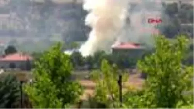BURDUR Elektrik hattı kısa devre yaptı, 3 bin balya saman yandı BURDUR Elektrik hattı kısa devre yaptı, 3 bin balya saman yandı