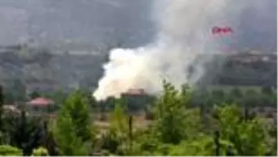BURDUR Elektrik hattı kısa devre yaptı, 3 bin balya saman yandı BURDUR Elektrik hattı kısa devre yaptı, 3 bin balya saman yandı