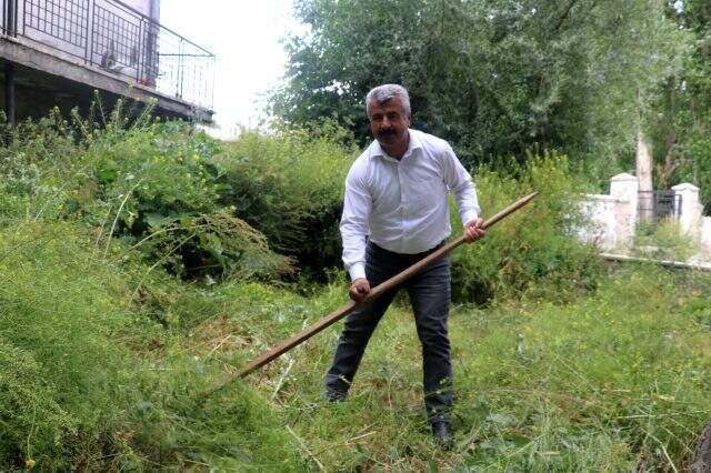 Çim biçme makinesi bozulunca belediye başkanı tırpanı eline aldı Çim biçme makinesi bozulunca belediye başkanı tırpanı eline aldı