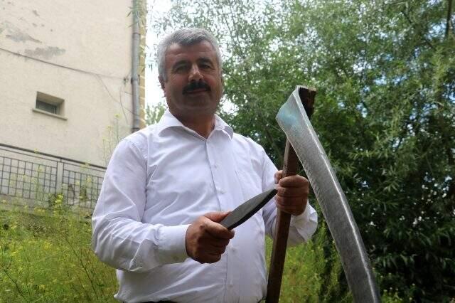 Çim biçme makinesi bozulunca belediye başkanı tırpanı eline aldı Çim biçme makinesi bozulunca belediye başkanı tırpanı eline aldı