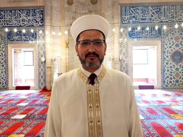 Darbe gecesinde selaları susturmak isteyen kişiye engel olan imam, yaşadıklarını anlattı Darbe gecesinde selaları susturmak isteyen kişiye engel olan imam, yaşadıklarını anlattı