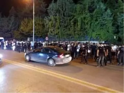Denizlispor taraftarları galibiyetin ardından stat önünde 3 puanı kutladı