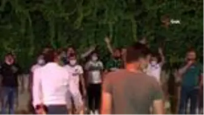- Denizlispor taraftarları galibiyetin ardından stat önünde 3 puanı kutladı