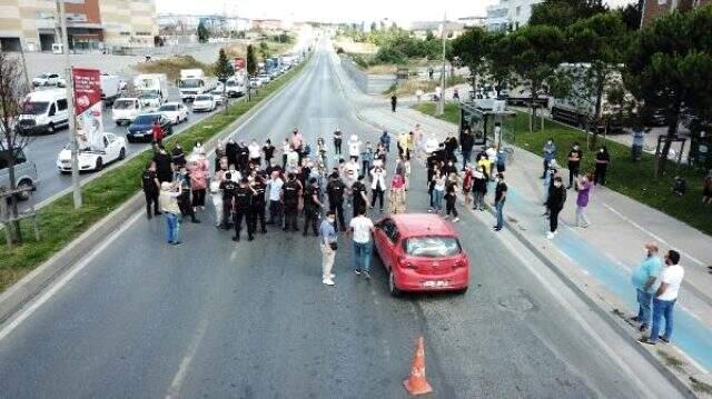 Esenyurt'ta kazayı protesto eden mahalleli TEM bağlantı yolunu trafiğe kapattı Esenyurt'ta kazayı protesto eden mahalleli TEM bağlantı yolunu trafiğe kapattı