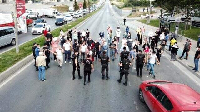 Esenyurt'ta kazayı protesto eden mahalleli TEM bağlantı yolunu trafiğe kapattı Esenyurt'ta kazayı protesto eden mahalleli TEM bağlantı yolunu trafiğe kapattı