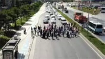 Esenyurt'ta 5. kez meydana gelen ölümlü kazayı protesto eden mahalleli TEM bağlantı yolunu trafiğe kapattı Esenyurt'ta 5. kez meydana gelen ölümlü kazayı protesto eden mahalleli TEM bağlantı yolunu trafiğe kapattı