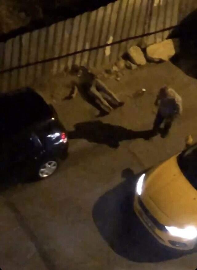 İstanbul'da taksici, alkollü müşterisini yumrukla yere serdi İstanbul'da taksici, alkollü müşterisini yumrukla yere serdi