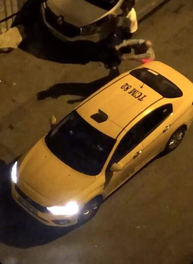 İstanbul'da taksici, alkollü müşterisini yumrukla yere serdi İstanbul'da taksici, alkollü müşterisini yumrukla yere serdi