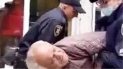 Polis, maske takmayan yaşlı adamı sokak ortasında evire çevire dövdü Polis, maske takmayan yaşlı adamı sokak ortasında evire çevire dövdü