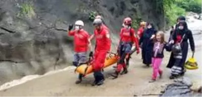 Rize'deki selde mahsur kalan 100 kişi tahliye edildi Rize'deki selde mahsur kalan 100 kişi tahliye edildi