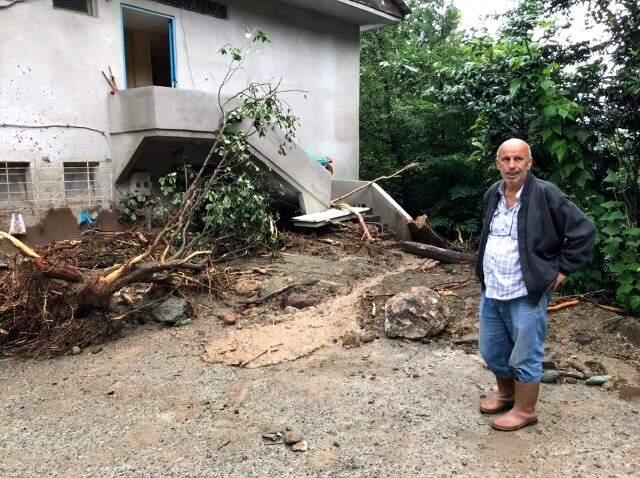 Rize'deki selden son anda kurtulan çift, yaşadıklarını anlattı Rize'deki selden son anda kurtulan çift, yaşadıklarını anlattı
