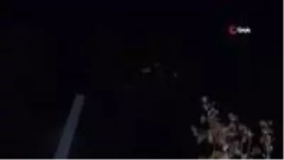 Şampiyonluk sevinci sosyal mesafeyi unutturdu Şampiyonluk sevinci sosyal mesafeyi unutturdu