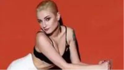 Şarkıcı Güliz Ayla, mayosuyla direk dansı yaparken poz verdi Şarkıcı Güliz Ayla, mayosuyla direk dansı yaparken poz verdi