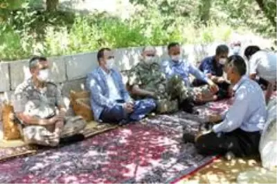 Şemdinli'de şehit ailelerine ziyaret Şemdinli'de şehit ailelerine ziyaret