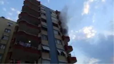 Sinir kriz geçiren kadın, kocasının eşyalarını balkonda yakmak istedi Sinir kriz geçiren kadın, kocasının eşyalarını balkonda yakmak istedi