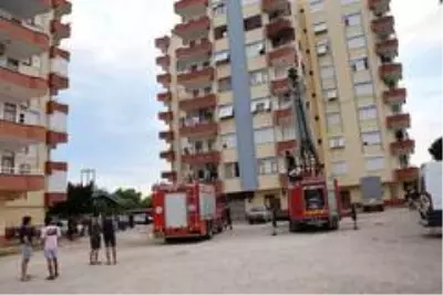 Sinir kriz geçiren kadın, kocasının eşyalarını balkonda yakmak istedi Sinir kriz geçiren kadın, kocasının eşyalarını balkonda yakmak istedi